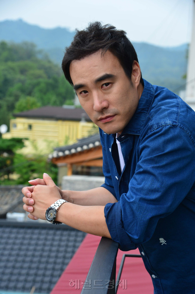 1000만 영화 ‘베테랑’부터 올 여름 유일한 멜로 ‘뷰티 인사이드’, 최근 개봉한 스릴러 ‘오피스’까지 세 영화의 공통점은? 모두 배우 배성우가 출연한다는 점이다. 올 하반기 개봉을 앞둔 영화만 무려 7편이다. 배성우는 선악을 넘나드는 다양한 배역을 독보적인 존재감으로 소화해낸다. 그 점이 신인, 중견 감독 가리지 않고 배성우에게 러브콜을 보내는 이유일 것이다.
