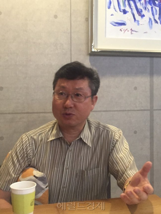 ‘보좌의 정치학’을 펴낸 이진수 보좌관이 국회 인근 카페에서 헤럴드경제와 인터뷰를 하고 있다.