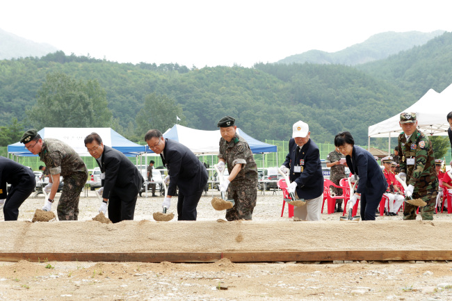 <YONHAP PHOTO-2325> 6·25 전사자 유해발굴을 위한 첫 삽 (홍천=연합뉴스) 1일 오전 강원 홍천군 화촌면 체육공원에서 열린 '2015년 6·25 전사자 유해발굴 개토식'에 참석한 박주경 11사단장 등 내빈들이 첫 삽을 뜨고 있다. 2015.9.1 <<육군 11사단>> conanys@yna.co.kr/2015-09-01 16:21:22/ <저작권자 ⓒ 1980-2015 ㈜연합뉴스. 무단 전재 재배포 금지.>
<YONHAP PHOTO-2325> 6·25 전사자 유해발굴을 위한 첫 삽 (홍천=연합뉴스) 1일 오전 강원 홍천군 화촌면 체육공원에서 열린 '2015년 6·25 전사자 유해발굴 개토식'에 참석한 박주경 11사단장 등 내빈들이 첫 삽을 뜨고 있다. 2015.9.1 <<육군 11사단>> conanys@yna.co.kr/2015-09-01 16:21:22/ <저작권자 ⓒ 1980-2015 ㈜연합뉴스. 무단 전재 재배포 금지.>