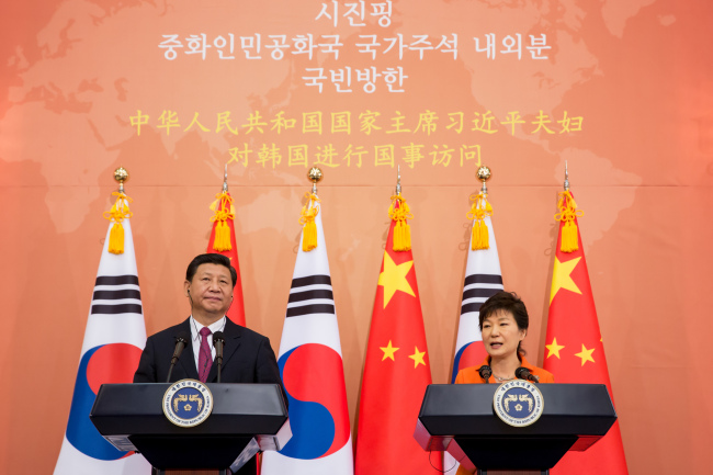 박근혜 대통령은 2일 중국 전승 70주년 기념행사 참석차 베이징을 방문해 시진핑(習近平) 국가주석과 한중정상회담을 가졌다. 회담에서는 한중관계와 함께 한반도정세, 한ㆍ중ㆍ일 3국 협력을 포함한 지역 및 국제문제 등이 논의됐다. 사진은 지난해 7월 시 주석이 국빈방한했을 때 모습.  [사진=청와대 제공]