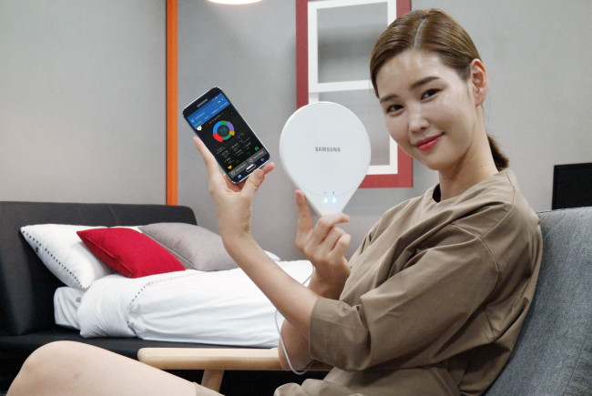 GADGET FOR GOOD NIGHT’S SLEEP -- Tech giant Samsung Electronics will unveil its sleep-tracking device, dubbed the “Sleep Sense,” at the IFA electronics trade show to be held from Sept. 4 to 9 in Berlin. The smart device gathers data of users’ sleep patterns and health conditions such as heart rate and respiratory rate. (Samsung)