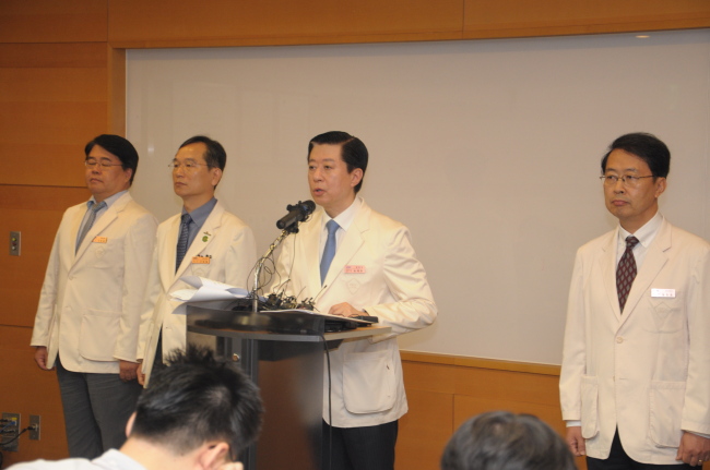 Song Jae-hoon (second from right) speaks during a press conference in Seoul on Wednesday. (Samsung Medical Center)