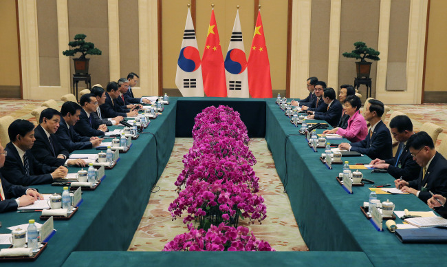 <YONHAP PHOTO-2722> 리커창 총리 면담하는 박 대통령 (베이징=연합뉴스) 이정훈 기자 = 박근혜 대통령이 2일 오후 중국 베이징 댜오위타이(釣魚臺)에서 리커창 중국 총리와 면담하고 있다. 2015.9.2 uwg806@yna.co.kr/2015-09-02 18:42:00/ <저작권자 ⓒ 1980-2015 ㈜연합뉴스. 무단 전재 재배포 금지.>