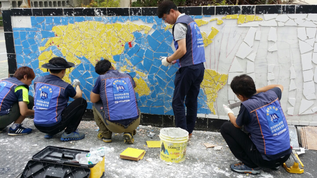 <YONHAP PHOTO-0692> 벽화 그리기 봉사나선 현대차 조합원들 (울산=연합뉴스) 장영은 기자 = 현대자동차 노조가 노조의 사회공헌을 위해 올해 조합원 교육시간에 짬을 내 울산공장 주변 마을에 벽화 그리기 봉사를 펼쳤다. 마을 골목길은 노조의 벽화 그리기 봉사로 아름다운 동화 속 마을로 변모했다. 사진은 조합원들이 여름 무더위에도 벽화 봉사에 여념이 없는 모습. 2015.9.3 << 현대자동차 노조 >> young@yna.co.kr/2015-09-03 08:27:48/ <저작권자 ⓒ 1980-2015 ㈜연합뉴스. 무단 전재 재배포 금지.>