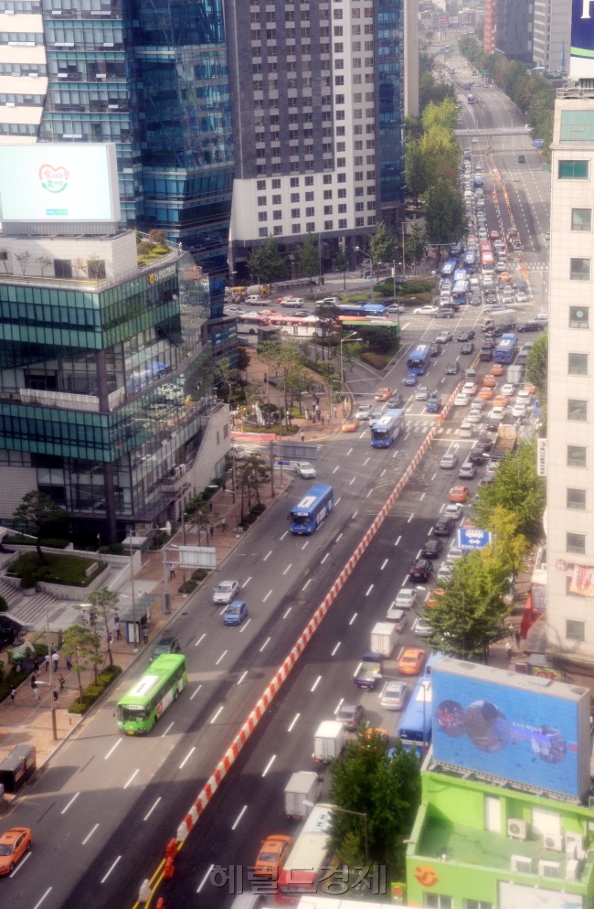 3일 서대문고가차도 철거를 마치고 이 구간을 보행자 중심의 거리로 조성해 5일 전면 개통한다. 고가차도 철거구간은 철거 전 왕복 6차로에서 2개 차로가 늘어나 새문안로, 충정로와 동일한 왕복 8차로가 된다. 박현구 기자phko@heraldcorp.com/ 2015.09.03