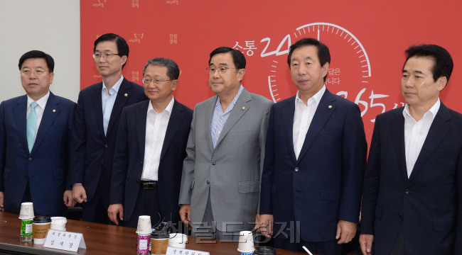 3일 오전 서울 국회에서 열린 올 해 마지막 예산안 당정협의회에 에서 김정훈 새누리당 정책위의장과 방문규 기획재정부 2차관 등 주요 참석자들이 회의에 앞서 기념촬영을 하고 있다. 안훈 기자/rosedale@heraldcorp.com