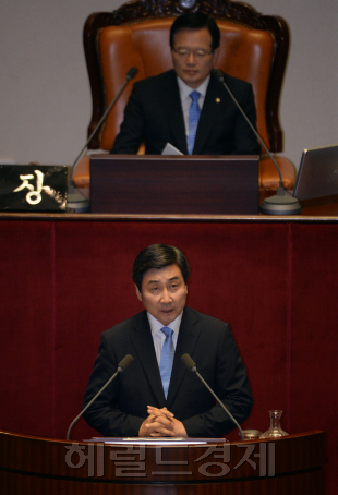 이종걸 새정치민주연합 원내대표가 3일 국회 본회의장에서 교섭단체 대표연설을 하고 있다. 안훈 기자/rosedale@heraldcorp.com