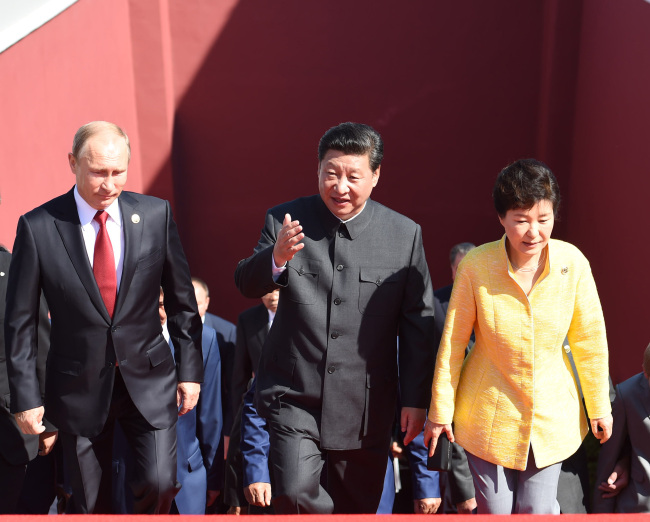 President Park; Chinese President Xi Jinping; and dignitaries of foreign countries and world organizations arrive at the Tian'anmen Rostrum to attend the commemoration activities to mark the 70th anniversary of the victory of the Chinese People's War of Resistance Against Japanese Aggression and the World Anti-Fascist War, in Beijing, capital of China, Sept. 3, 2015. (Yonhap)