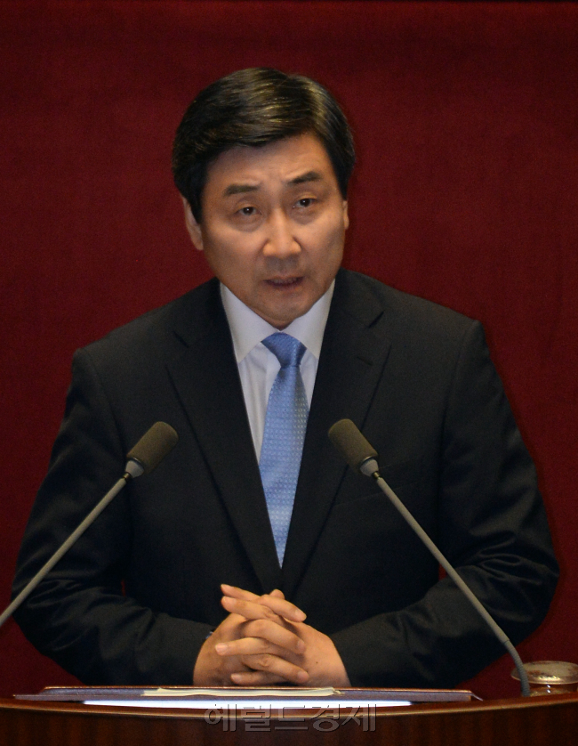 3일 오전 서울 여의도 국회에서 본회의가 열리는 가운데 이종걸 새정치민주연합 원내대표가 교섭단체 대표연설을 하고 있다./ 안훈 기자 rosedale@heraldcorp.com