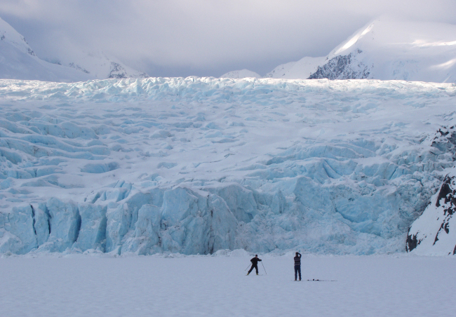 <YONHAP PHOTO-3815> In this March 29, 2006 photo, a skier poses for a photograph on Portage Lake in front of Portage Glacier, about 50 miles south of Anchorage, Alaska. The Portage Glacier, which is a major Alaska tourist destination near Anchorage has retreated so far it no longer can be seen from a multimillion-dollar visitors center built in 1986. President Obama leaves Monday, Aug. 31, 2015 for a three-day visit to the 49th state in which he will speak at a State Department climate change conference and become the first president to visit the Alaska Arctic. There and even in the sub-Arctic part of the state, he will see the damage caused by warming, damage that has been evident to scientists for years. (Evan R. Steinhauser/Anchorage Dispatch News via AP, File)/2015-08-30 23:59:18/ <저작권자 ⓒ 1980-2015 ㈜연합뉴스. 무단 전재 재배포 금지.>
A skier poses for a photograph on Portage Lake in front of Portage Glacier, about 50 miles south of Anchorage, Alaska. AP-Yonhap