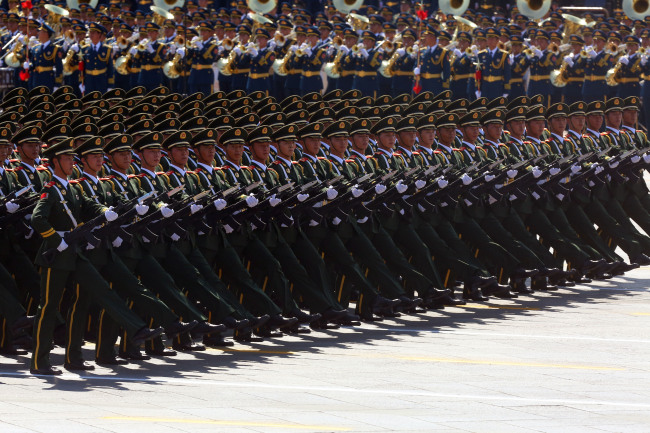Chinese troops march during a ceremony to mark the 70th anniversary of the end of World War II in Tiananmen Square in Beijing on Thursday. (Yonhap)