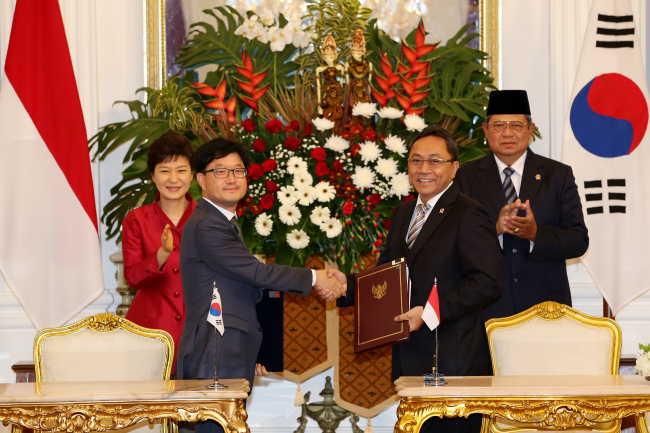 South Korean President Park Geun-hye (far left), Korea Forest Service Minister Shin Won-sop (second from left), Indonesian Minister of Environment and Forestry Zulkifli Hasan (third from left) and Indonesian President Susilo Bambang Yudhoyono attend the signing ceremony of a bilateral forestry pact on Oct. 12, 2013. (Korea Forest Service)