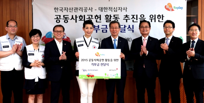 <YONHAP PHOTO-2548> 캠코, 대한적십자사에 기부금 2억 4천만 원 전달 (서울=연합뉴스) 김성주 대한적십자사 총재(가운데 왼쪽)가 3일 서울 중구 대한적십자사에서 홍영만 캠코 사장(가운데 오른쪽)으로부터 공동 사회공헌활동을 위한 기부금 2억 4천만 원을 전달받은 후 관계자들과 기념촬영을 하고 있다. 2015.9.3 << 대한적십자사 제공 >> photo@yna.co.kr/2015-09-03 16:26:58/ <저작권자 ⓒ 1980-2015 ㈜연합뉴스. 무단 전재 재배포 금지.>