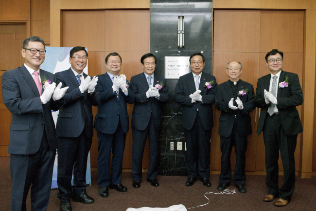 <YONHAP PHOTO-2596> '스마트 핀테크 연구센터' 개소 (서울=연합뉴스) 최재유 미래창조과학부 제2차관이 3일 오전 서울 마포구 서강대학교에서 열린 '스마트 핀테크 연구센터 개소식'에서 현판 제막을 마치고 기념촬영을 하고 있다. 왼쪽부터 김용진 서강대학교 스마트 핀테크 연구센터장, 이상홍 정보통신기술진흥센터장, 최재유 미래창조과학부 제2차관, 서상기 국회의원, 유기풍 서강대학교 총장, 김정택 서강대학교 이사장, 박수용 서강대학교 교수. 2015.9.3 << 미래창조과학부 제공 >> photo@yna.co.kr/2015-09-03 16:44:52/ <저작권자 ⓒ 1980-2015 ㈜연합뉴스. 무단 전재 재배포 금지.>
<YONHAP PHOTO-2596> '스마트 핀테크 연구센터' 개소 (서울=연합뉴스) 최재유 미래창조과학부 제2차관이 3일 오전 서울 마포구 서강대학교에서 열린 '스마트 핀테크 연구센터 개소식'에서 현판 제막을 마치고 기념촬영을 하고 있다. 왼쪽부터 김용진 서강대학교 스마트 핀테크 연구센터장, 이상홍 정보통신기술진흥센터장, 최재유 미래창조과학부 제2차관, 서상기 국회의원, 유기풍 서강대학교 총장, 김정택 서강대학교 이사장, 박수용 서강대학교 교수. 2015.9.3 << 미래창조과학부 제공 >> photo@yna.co.kr/2015-09-03 16:44:52/ <저작권자 ⓒ 1980-2015 ㈜연합뉴스. 무단 전재 재배포 금지.>