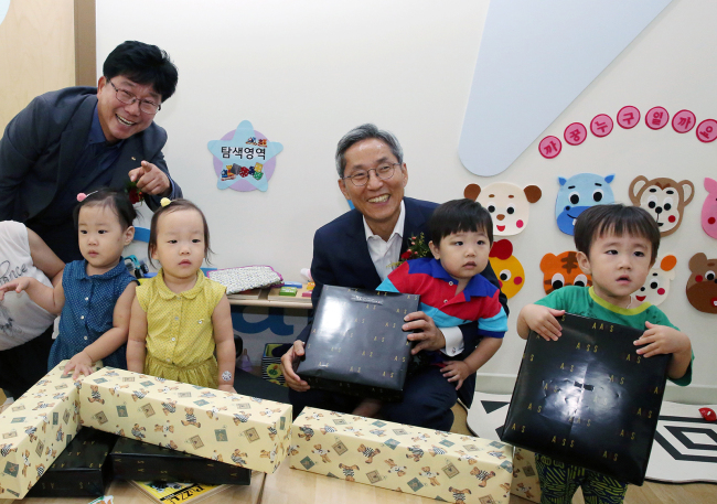 <YONHAP PHOTO-2454> KB강서어린이집 개원식 (서울=연합뉴스) 3일 서울 강서구 KB국민은행 서염창지점에서 열린 KB강서어린이집 개원식에 참석한 KB국민은행 윤종규 은행장, 성낙조 노조위원장이 어린이들과 즐거운 시간을 보내고 있다. 2015.9.3 << KB국민은행 제공 >> photo@yna.co.kr/2015-09-03 16:04:12/Media Only <저작권자 ⓒ 1980-2015 ㈜연합뉴스. 무단 전재 재배포 금지.>