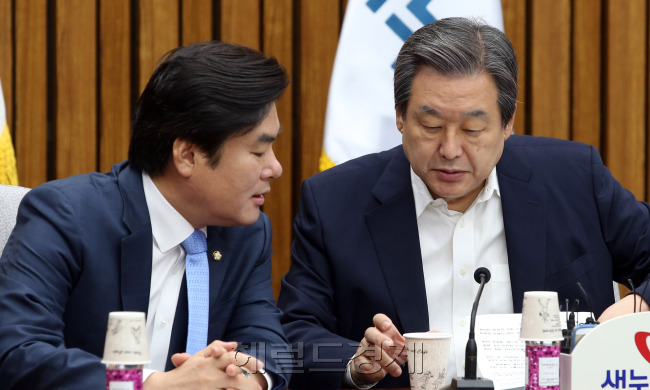 14일 오전 서울 여의도 국회에서 열린 새누리당 주요당직자회의에서 김무성(오른쪽) 대표와 원유철 원내대표가 이야기를 나누고 있다. 안훈 기자/rosedale@heraldcorp.com