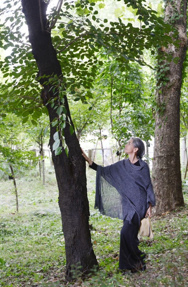 영화배우 문숙. 박해묵 기자/mook@heraldcorp.com
Natural healing instructor Moon Sook poses near Yangjaecheon Stream in southern Seoul on Aug. 26.   Park Hae-mook/ The Korea Herald