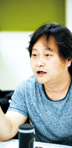 연극‘ 춘천 거기’에 유머와 감성을 담았던 김한길 연출은 차기작으로 40
대의 이야기를 준비 중이다. 김 연출은 “뭐가 나올지 모르겠지만 코미디
가 빠지면 안 되겠죠”라며 웃었다.