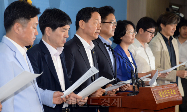 새정치민주연합 혁신위원회가 4일 국회 정론관에서 9차 혁신안을 발표하고 있다. 안훈 기자/rosedale@heraldcorp.com