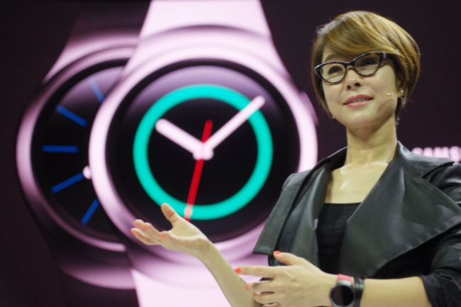 SAMSUNG’S NEW SMARTWATCH -- Samsung Electronics marketing chief Lee Young-hee introduces the tech firm’s new smartwatch Samsung Gear S2, which features a round face and the world’s first rotating bezel, at a press event Thursday in Germany. (Samsung Electronics)