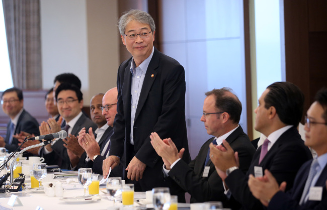 Financial Services Commission chairman Yim Jong-yong attends a meeting with heads of foreign banks operating here in Sogong-dong, central Seoul, on Friday. (Yonhap)