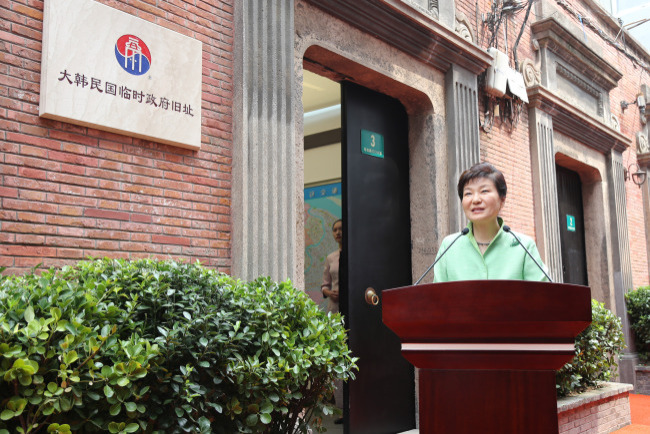 President Park Geun-hye speaks at a reopening of a historic building, used by Korea's provisional government during Japan's 1910-45 colonial rule, in Shanghai on Friday.(Yonhap)