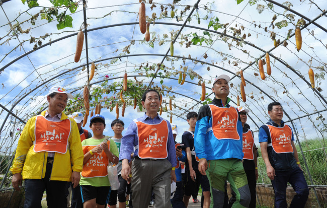 <YONHAP PHOTO-1768> '서울의 명산과 명소를 걸어요' (서울=연합뉴스) 박원순 서울시장이 6일 오전 서울 상암동에서 열린 '2015 서울명산트레킹'에 참여해 시민들과 함께 하늘공원의 길을 걷고 있다. 서울명산트레킹은 명산과 명소를 걸으며 자연 속에서 건강과 휴식을 얻는 프로그램이다. 2015.9.6 << 서울시 제공 >> photo@yna.co.kr/2015-09-06 13:18:06/ <저작권자 ⓒ 1980-2015 ㈜연합뉴스. 무단 전재 재배포 금지.>
<YONHAP PHOTO-1768> '서울의 명산과 명소를 걸어요' (서울=연합뉴스) 박원순 서울시장이 6일 오전 서울 상암동에서 열린 '2015 서울명산트레킹'에 참여해 시민들과 함께 하늘공원의 길을 걷고 있다. 서울명산트레킹은 명산과 명소를 걸으며 자연 속에서 건강과 휴식을 얻는 프로그램이다. 2015.9.6 << 서울시 제공 >> photo@yna.co.kr/2015-09-06 13:18:06/ <저작권자 ⓒ 1980-2015 ㈜연합뉴스. 무단 전재 재배포 금지.>