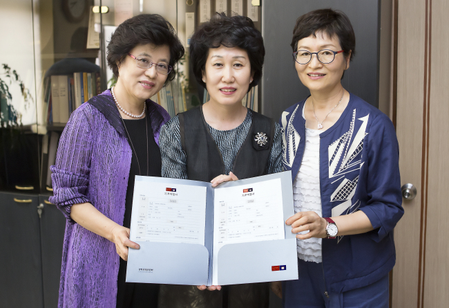 <YONHAP PHOTO-2124> 경희대 간호과학대 기부문화 동참한 교수들 (서울=연합뉴스) 한상숙 경희대 간호과학대 명예교수(왼쪽부터), 신혜숙 간호과학대 학장, 김원옥 간호과학대 명예교수가 경희대 간호과학대학장실에서 기부 약정을 한 후 약정서를 들고 기념촬영하고 있다. 2015.9.6 << 경희대 제공 >> photo@yna.co.kr/2015-09-06 15:51:16/ <저작권자 ⓒ 1980-2015 ㈜연합뉴스. 무단 전재 재배포 금지.>