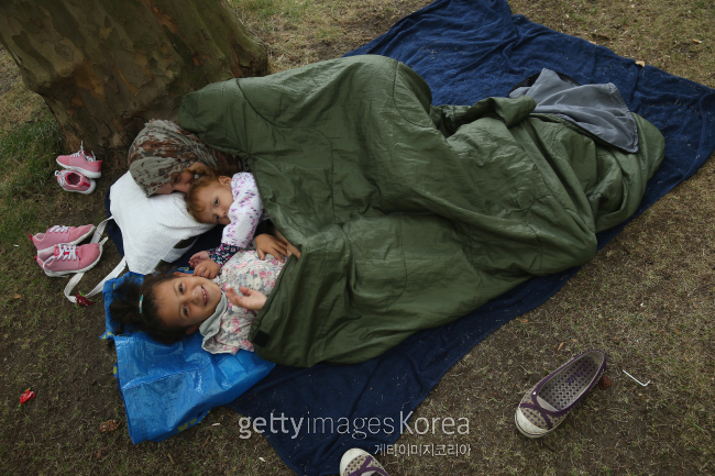 독일 베를린에서 지난달 말 시리아 난민들이 길바닥에 누워 쉬고 있다. [사진=게티이미지]