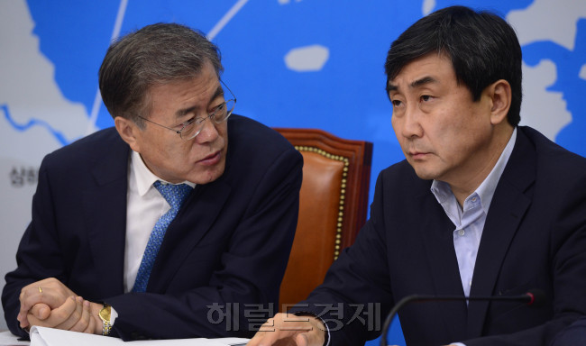 문재인 새정치민주연합 대표가 7일 오전 서울 여의도 국회에서 열린 최고위원회의에서 이종걸 원내대표와 이야기를 나누고 있다. 박해묵 기자/mook@heraldcorp.com