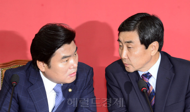 7일 오전 서울 여의도 국회에서 2014년도 결산안과 이기택 대법관 임명동의안 처리를 위한 원포인트 본회의 개최를 논의하기 위해 원유철, 이종걸 여야 원내대표와 원내지도부가 회담을 가지고 있다. 박해묵 기자/mook@heraldcorp.com