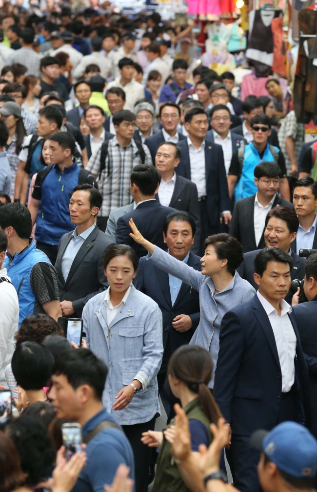 <YONHAP PHOTO-1511> 대구시민과 인사하는 박 대통령 (대구=연합뉴스) 백승렬 기자 = 박근혜 대통령이 7일 대구시 서문시장을 방문, 시민들과 인사하고 있다. 2015.9.7 srbaek@yna.co.kr/2015-09-07 14:50:19/ <저작권자 ⓒ 1980-2015 ㈜연합뉴스. 무단 전재 재배포 금지.>
President Park Geun-hye waves to the crowd during her visit to a market in Daegu on Monday.   Yonhap