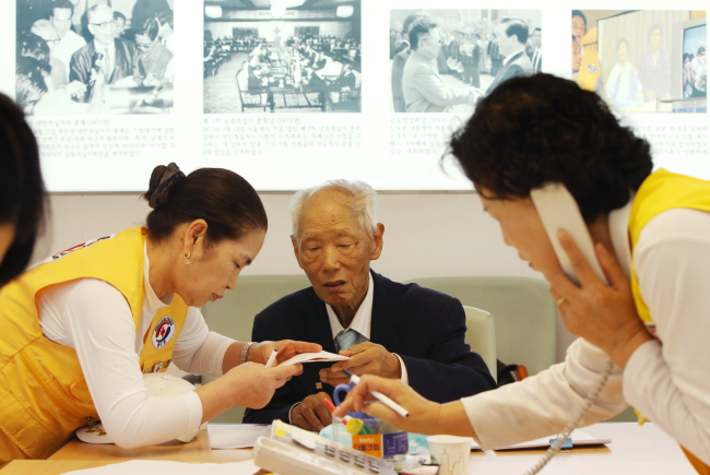An applicant consults officials at the Korean Red Cross headquarters in Seoul on Monday. (Yonhap)