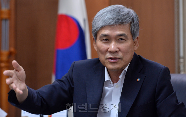 강남에 위치한 사무실에서 만난 이상일 대한기계설비건설협회 회장은 인터뷰 내내 현재 기계설비업계가 극도의 위기를 겪고 있다고 했다. 아니, 거의 초토화 수
준이 되고 있다고 했다. 그는 친환경ㆍ고효율에너지시대를 가기 위해서도 협회와 관련한 관련법 개정이 꼭 필요하다고 했다. 이 회장이 인터뷰를 하고 있다.
이상섭 기자/babtong@heraldcorp.com