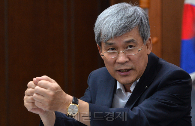 강남에 위치한 사무실에서 만난 이상일 대한기계설비건설협회 회장은 인터뷰 내내 현재 기계설비업계가 극도의 위기를 겪고 있다고 했다. 아니, 거의 초토화 수준이 되고 있다고 했다. 그는 친환경ㆍ고효율에너지시대를 가기 위해서도 협회와 관련한 관련법 개정이 꼭 필요하다고 했다. 이 회장이 인터뷰를 하고 있다. 사진=이상섭 기자/babtong@heraldcorp.com