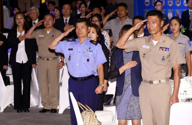 <YONHAP PHOTO-2898> 국군모범용사 초청행사 (서울=연합뉴스) 7일 오후 서울 중구 앰버서더호텔에서 열린 국군모범용사 초청행사에서 참석자들이 국민에 대한 경례를 하고 있다. 2015.9.7 << 국가보훈처 제공 >> photo@yna.co.kr/2015-09-07 21:30:56/ <저작권자 ⓒ 1980-2015 ㈜연합뉴스. 무단 전재 재배포 금지.>