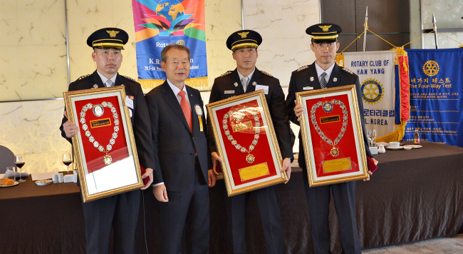 <YONHAP PHOTO-2331> '제10회 초아의 119봉사상' 시상식 (서울=연합뉴스) 7일 서울 더플라자호텔에서 열린 '제10회 초아의 119봉사상' 시상식에서 은평소방서 박종철 소방장(왼쪽 첫번째), 도봉소방서 백운웅 소방장(왼쪽 세번째), 영등포소방서 장현 소방장(왼쪽 네번째)이 수상 후 기념촬영을 하고 있다. 2015.9.7 << 서울시 소방재난본부 제공 >> photo@yna.co.kr/2015-09-07 17:56:39/ <저작권자 ⓒ 1980-2015 ㈜연합뉴스. 무단 전재 재배포 금지.>