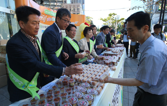 <YONHAP PHOTO-0951> 구구데이 맞아 닭고기·달걀 소비촉진 캠페인 나선 농협 (서울=연합뉴스) 김도훈 기자 = 구구데이를 하루 앞둔 8일 오전 서울 종로구 청계광장 인근에서 닭고기·달걀 소비촉진 캠페인에 나선 농협 관계자들이 출근길 시민들에게 닭강정과 삶은 달걀을 나눠주고 있다. 닭을 불러 모을 때 '구구'라고 부르던 풍습에 착안해 '모두 불러 모아 닭고기와 계란을 먹는 날'이라는 뜻을 담아 2003년 처음 구구데이를 지정했다.2015.9.8 superdoo82@yna.co.kr/2015-09-08 09:01:03/ <저작권자 ⓒ 1980-2015 ㈜연합뉴스. 무단 전재 재배포 금지.>
