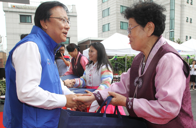 지난해 추석에 앞서 실시했던 추석 희망나눔 봉사활동의 한 장면. 박근희 삼성사회봉사단 부회장이 추석선물세트를 증정하고 있다.