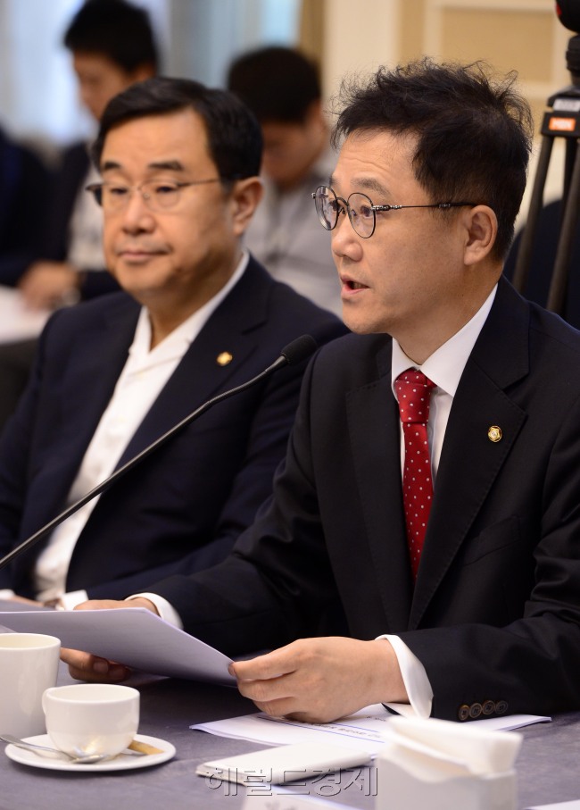 사진설명 : 8일 오전 서울 여의도 국회 귀빈식당에서 열린 경제상황점검TF 제1차 당정회의에서 강석훈 경제상황점검 TF단장이 인사말을 하고 있다.
박해묵 기자/mook@heraldcorp.com