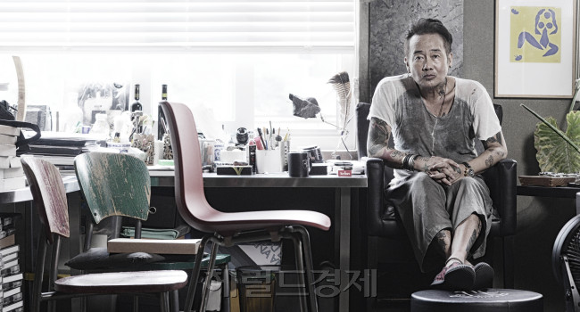 스튜디오에서 포즈를 취한 김중만 작가. [사진=박해묵 기자/mook@heraldcorp.com]