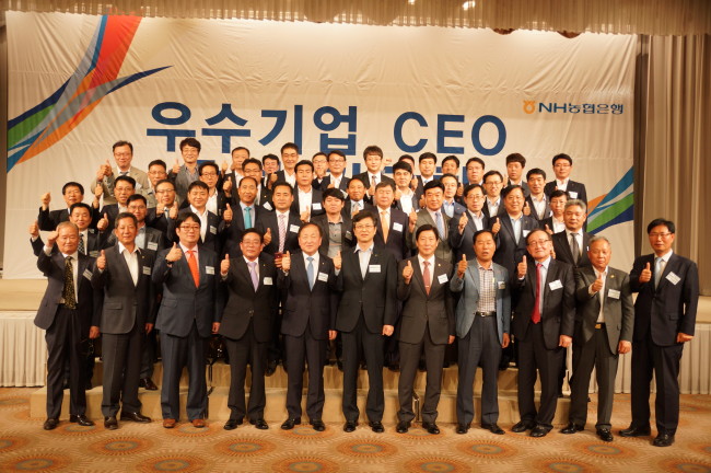 김주하 농협은행장(앞줄 왼쪽 5번째)은 8일 롯데호텔울산에서 울산지역 중소기업 CEO 및 기관장을 초청해 '우수기업 CEO 초청 간담회'를 갖고 기념촬영을 하고있다.
사진=NH농협은행 제공