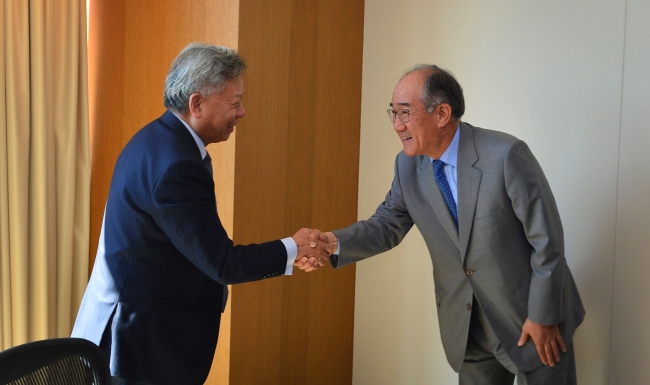 President-designate Jin Liqun of the Asian Infrastructure Investment Bank meets with Korea Eximbank president Lee Duk-hoon in Seoul on Tuesday. (Yonhap)