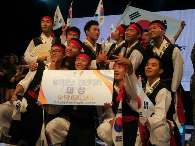 <YONHAP PHOTO-2313> 육군35사단, 솔져대회 '우승' (임실=연합뉴스) 육군35사단은 8일 사단 댄스 동아리가 '2015 경북문경 세계군인체육대회 성공 한마음행사' 솔져댄스 경연대회에서 대상을 차지했다고 밝혔다. 사진은 35사단 댄스 동아리 우승 모습. 2015.9.8 <<육군35사단 제공>> doo@yna.co.kr/2015-09-08 16:34:37/ <저작권자 ⓒ 1980-2015 ㈜연합뉴스. 무단 전재 재배포 금지.>
<YONHAP PHOTO-2313> 육군35사단, 솔져대회 '우승' (임실=연합뉴스) 육군35사단은 8일 사단 댄스 동아리가 '2015 경북문경 세계군인체육대회 성공 한마음행사' 솔져댄스 경연대회에서 대상을 차지했다고 밝혔다. 사진은 35사단 댄스 동아리 우승 모습. 2015.9.8 <<육군35사단 제공>> doo@yna.co.kr/2015-09-08 16:34:37/ <저작권자 ⓒ 1980-2015 ㈜연합뉴스. 무단 전재 재배포 금지.>