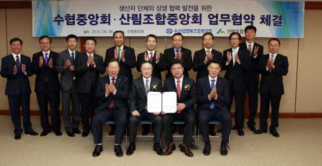 수협중앙회-산림조합중앙회 업무협약 (서울=연합뉴스) 8일 서울 송파구 수협중앙회 회의실에서 김임권 수협중앙회장(왼쪽)과 이석형 산림조합중앙회장이 생산자단체의 상생 협력 발전을 위한 업무협약을 체결하고 있다. 2015.9.8 << 수협중앙회 제공 >> photo@yna.co.kr (끝)
