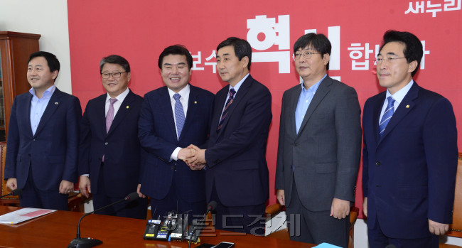 지난 7일 오전 서울 여의도 국회에서 원포인트 본회의 개최를 논의하기 위해 원유철, 이종걸 여야 원내대표가 악수를 나누고 있다. 박해묵 기자/mook@heraldcorp.com