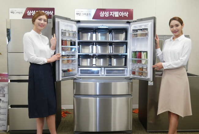 삼성전자가  프리미엄 김치 냉장고 2016형 ‘지펠아삭 M9000’등 신제품을 출시하고 시장장악에 나섰다.	 [사진제공=삼성전자]