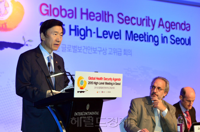 9일 오전 서울 삼성동 코엑스인터콘티넨탈 호텔에서 열린 ‘2015년 글로벌보건안보구상(GHSA) 고위급 회의’에서 윤병세 외교부장관이 환영사를 하고 있다. 글로벌보건안보구상은 국가 차원의 보건의료분야 문제로만 인식되던 감염병 등 위협이 점차 사회 안녕과 인류 전체의 생존을 위협할 수 있는 존재로 거듭 대두됨에 따라 국제적으로 상호 지원ㆍ협력하는 국제 공조 체계를 구축하자는 노력으로 만들어진 국제회의다.  안훈 기자/rosedale@heraldcorp.com
9일 오전 서울 삼성동 코엑스인터콘티넨탈 호텔에서 열린 ‘2015년 글로벌보건안보구상(GHSA) 고위급 회의’에서 윤병세 외교부장관이 환영사를 하고 있다. 글로벌보건안보구상은 국가 차원의 보건의료분야 문제로만 인식되던 감염병 등 위협이 점차 사회 안녕과 인류 전체의 생존을 위협할 수 있는 존재로 거듭 대두됨에 따라 국제적으로 상호 지원ㆍ협력하는 국제 공조 체계를 구축하자는 노력으로 만들어진 국제회의다.  안훈 기자/rosedale@heraldcorp.com