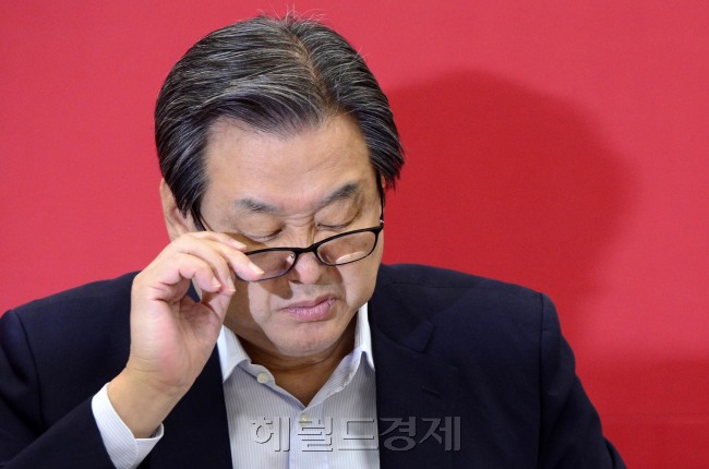 김무성 새누리당 대표가 9일 오전 서울 여의도 국회에서 열린 최고중진연석회의에서 굳은 표정으로 안경을 벗고 있다. 김 대표는 이날 “오늘 또 노조 얘기를 안 할 수 없다”며 “국내 조선업계 경영 환경이 극도로 악화되는데 조선업종 노조연대는 공동파업에 나선다. 조선업체 노조가 기득권 지키기를 하면서 노사 모두를 어렵게 만들고 있다”고 비판했다.  박해묵 기자/mook@heraldcorp.com