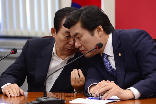 원유철 새누리당 원내대표과 이인제 최고위원이 9일 오전 서울 여의도 국회에서 열린 최고중진연석회의에서 귀엣말을 나누고 있다. 박해묵 기자/mook@heraldcorp.com